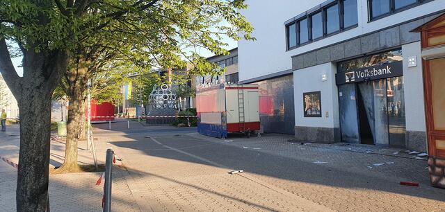 Der Tatort liegt genau in der Flucht von Rathaus und Polizeigebäude. Vor der Kirmesbude rechts liegen offenkundig von den mutmaßlichen Tätern hinterlassene Zündkabel und Beutel mit Plastiksprengstoff.  | Foto: Manfred Lang/pp/Agentur ProfiPress
