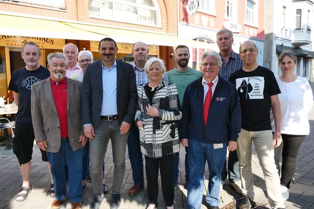 Blutspendeehrung des Deutschen Roten Kreuzes in Troisdorf, unter anderem mit dem stellvertretenden Bürgermeister Erkan Zorlu (5. von links), Inge Laubenberger (6. von rechts), Kurt Wildemann (4. von rechts) und Klaus-Peter Jäschke (2. von links).  | Foto: Woiciech