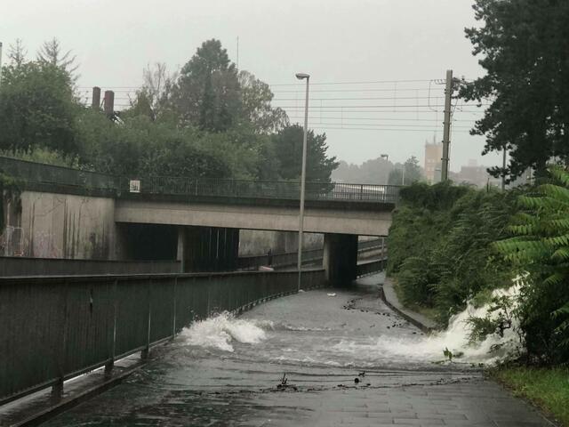 Mitte Juli vor zwei Jahren in Wesseling an der Unterführung am Kronenweg - auch in Wesseling wurden damals zahlreiche Grundstücke überschwemmt, liefen Keller voll, wurde Eigentum erheblich beschädigt.  | Foto: Montserrat Manke/Archiv