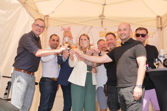 Bürgermeister Stefan Rosemann (links) und Sissis Vassiliadis (2. von rechts) stießen mit Weinkönigin und Sponsoren auf das Jubiläumsweinfest an.  | Foto: Woiciech