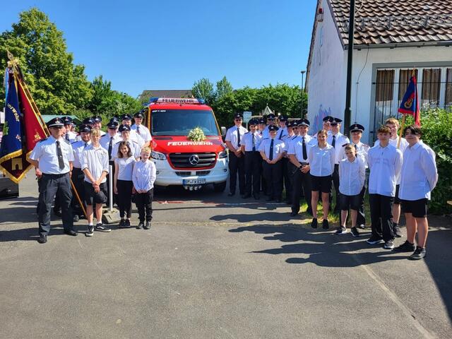 Freudiges Ereignis beim Feuerwehrfest: der Löschzug Brüggen erhielt ein neues Mannschaftstransportfahrzeug im Wert von 93.000 Euro. | Foto: Stadt Kerpen