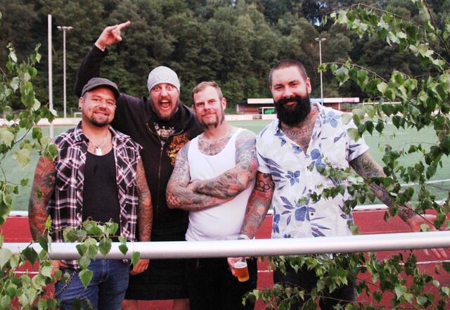 Stefan Wirths (E-Bass), Henning Münch (Schlagzeug), Torben Höffgen (Gesang) und Adrian Kühn (E-Gitarre) sind „Kärbholz“. | Foto: Steimel