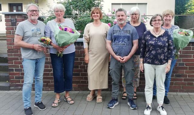 Hans-Werner Klinkhammels, Carin Roer (v.l.) und Ingeborg Breuer (r.) wurden verabschiedet, Sylwia Buzas, Jens Babiak, Petra Brandl-Kirsch, Birgit Bernschein (v.l.) zum neuen Vorstand gewählt. | Foto: Verein zur Förderung von Seniorinnen und Senioren in Niederkassel