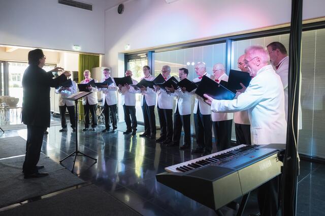 Der Quartettverein „Die Räuber“ sorgte für klangvolle Momente beim Geburtstags-Bühnenhaus-Montag.  | Foto: Marion Sachsenröder