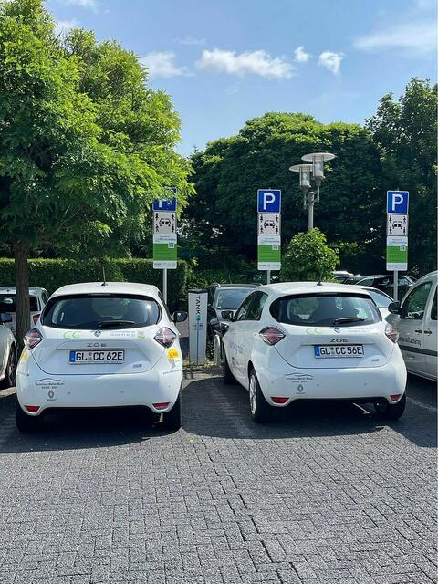 Seit dem 1. Juli stehen zwei weitere E-Fahrzeuge (Renault ZOE E-Tech) zur Verfügung. | Foto: Stadt
