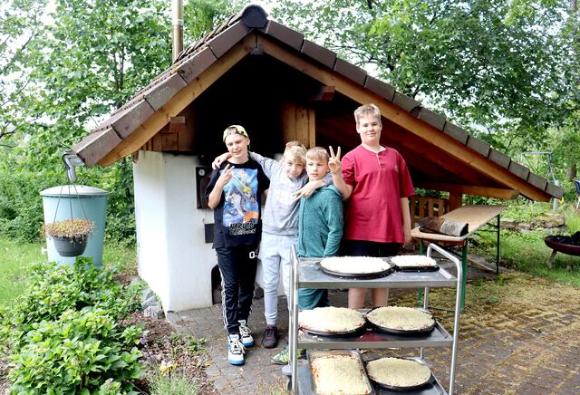 Pizza geht immer - vor allem wenn sie selber zubereitet und im Backes knusprig gegart wird.  | Foto: Lebenspfade Oberberg/F. Jansen