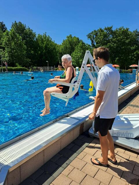 Mit diesem Lift können Menschen mit Mobilitätseinschränkung das Bedburger Freibad benutzen. | Foto: Stadt Bedburg