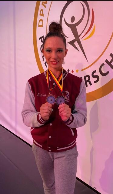 Selina Reichert mit ihren beiden Medaillen von der Deutschen Meisterschaft. | Foto: Reichert