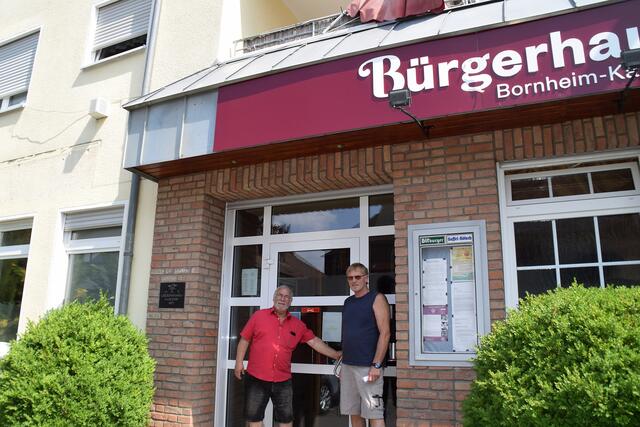 Heinz-Peter Schulz (links) und Horst Ziesemer stellten vor dem Bürgerhaus Kardorf die Idee der „Suppenküche“ vor.  | Foto: fes