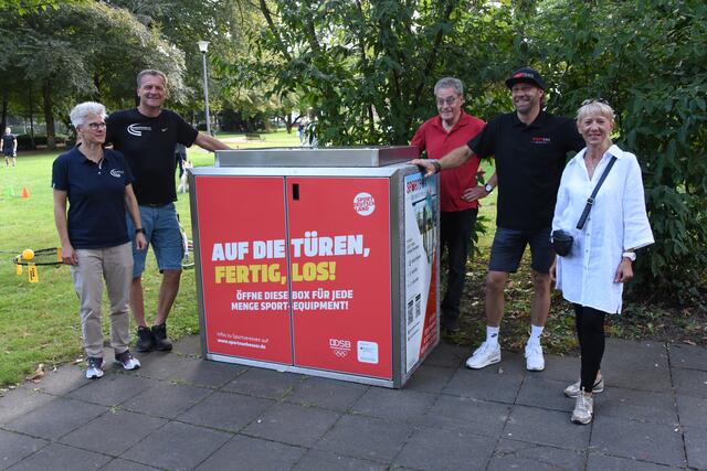Die stellvertretende Bad Godesberger Bezirksbürgermeisterin Elke Melzer gab gemeinsam mit Initiatoren und Betreuern den Startschuss für das Sportbox-Projekt im Bad Godesberger Stadtpark. 	 | Foto: AS