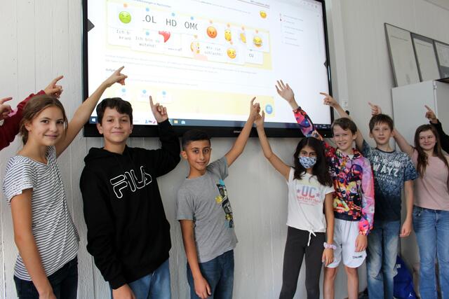 Schülerinnen und Schüler des GAT Mechernich freuten sich schon in den vergangenen Jahren über topmoderne Whiteboards und IPads an ihrer Schule. Doch Eltern, Förderverein, Schule und Schulträger würden laut Schulleiter Micha Kreitz auch in Zukunft dafür sorgen, die Digitalisierung weiter voranzutreiben.  | Foto: Bernhard Karst/GAT/pp/Agentur ProfiPress