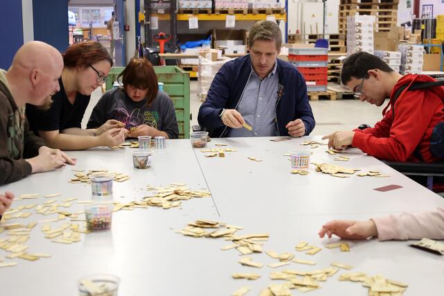 Zunächst einmal hieß es für den Landrat, Einkaufswagenchips aus Holz schön glatt zu schleifen. | Foto: Bild: Michael Thalken/Eifeler Presse Agentur/epa