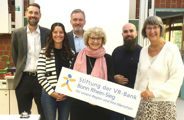 Volker Goedecke, Kirsten Hagedorn, Holger Hürten, Dr. Catrin Albrecht, Physiklehrer Florian Baur und Andrea Schrahe (v.l.n.r.).  | Foto: VR-Bank