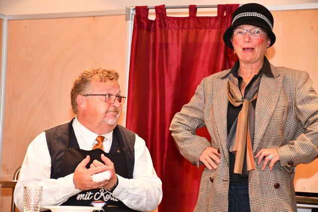 Prinz Kalli I. (Karl-Heinz Ponsen, l.) regiert die „Karnevalsfreunde Holzheim“ ab dem 11. November. Hier ist er bei einem Mundartabend in Vussem mit seiner Schauspielkollegin Hildegunde Schumacher zu sehen.  | Foto: Manfred Lang/pp/Agentur ProfiPress