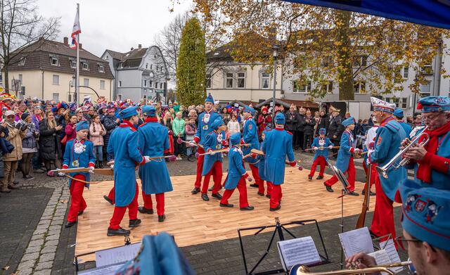 Die Stadtsoldaten tanzten für die Jecken auf „ihrem“ Platz. | Foto: Heimermann