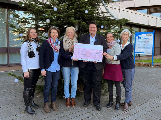 Bürgermeister Alexander Biber (Mitte) überreichte den Spendenscheck im Beisein der Ersten Beigeordneten Tanja Gaspers (links)an Sylvia Schneider (2. von links), Sylvia Nogens (3. von links), Beraterin, Alexandra Weis (2. von rechts) und Karin Streu (rechts). | Foto: Stadt Troisdorf