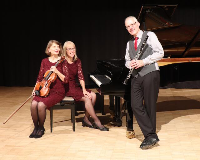 Sibylle Husemann an der Viola, Susanne Goldmann am Klavier und Detlef Cremer an der Klarinette spielen seit sieben Jahres als Rheinland-Trio zusammen.  | Foto: Rheinland-Trio