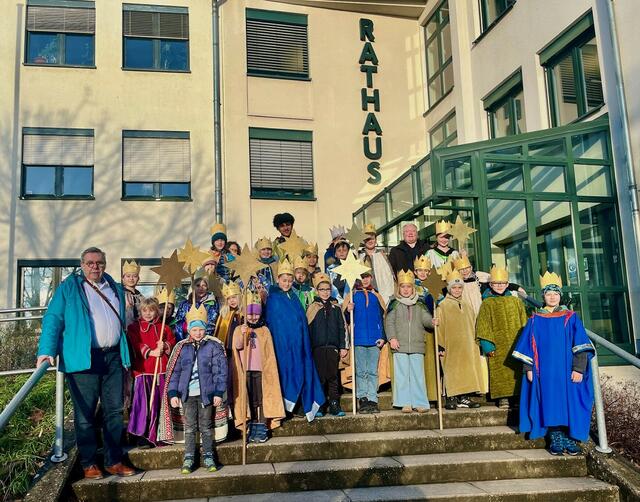 Die Sternsinger brachten den Segen auch in das Rathaus von Neunkirchen-Seelscheid. | Foto: Gemeinde