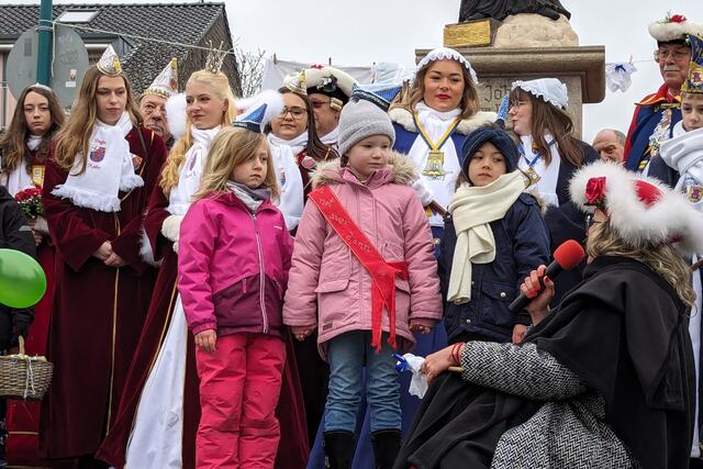 Patty Burgunder (rechts) stellt die designierte Kinder-Wäscherinnenprinzessin Sarah I. (Mitte) des Pius-Kindergartens und deren Wäscherinnen vor.  | Foto: fes