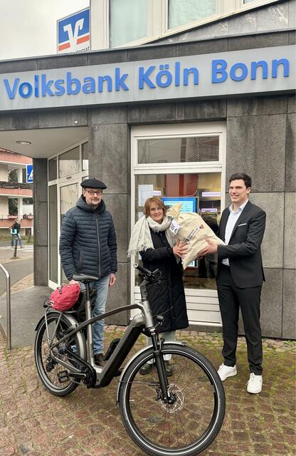 v.l.n.r. Wilson Schaeffer (Koordinator der Ökumenischen Hospizinitiative), Dr. med. Susanne Molitor (Vorsitzende der Ökumenischen Hospizinitiative), Markus Simon (Filialleiter Endenich der Volksbank Köln Bonn)  | Foto: Sonja Krämer
