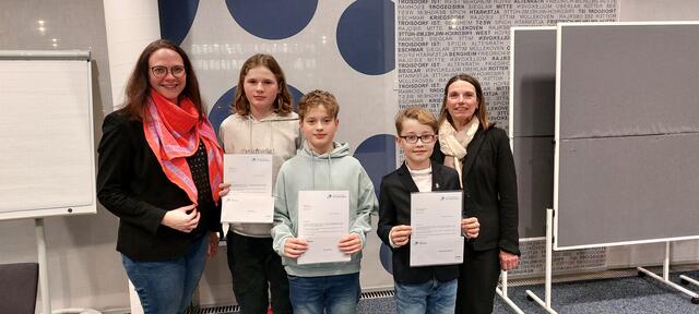 Katharina Gebauer (links, MdL) mit den Preisträgern (von links): Theo Döhler, Jakob Döhler, Tristan Bennerscheidt und der 1. Beigeordneten Tanja Gaspers (rechts).  | Foto: Stadt Troisdorf