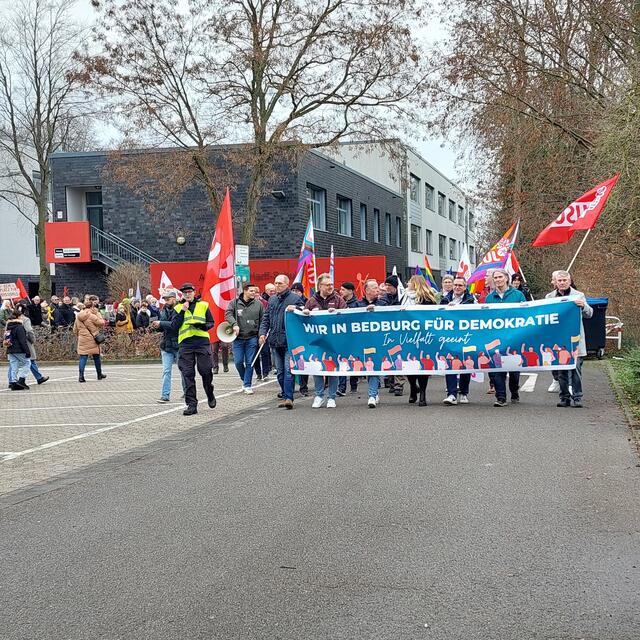 Der Demonstrationszug setzte sich vom Schulzentrum aus in Bewegung. | Foto: Martina Thiele-Effertz