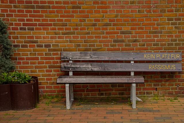 Eine ähnliche Sitzbank wie auf diesem Symbolfoto soll auch im Kerpener Stadtgebiet aufgestellt werden. Ein entsprechender Antrag ist gestellt.  | Foto: Bardorf Eduard/stock.adobe.com