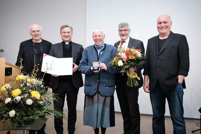Preisverleihung im Katholisch-Sozialen Institut (von links): Pfarrer Matthias Schnegg (Laudator), Monsignore Markus Hofmann (Kuratoriumsvorsitzender des KSI), Bärbel Ackerschott, KSI-Direktor Prof. Ralph Bergold und Rolly Brings (Laudator).  | Foto: Martin Magunia