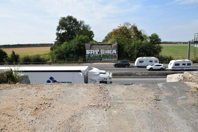 Die Brücke der Merowingerstraße/K45, die über die A1/A61 hinweg führt, wird inklusive­ der Widerlager neu gebaut - samt Weg für Fußgänger und Radfahrer. | Foto:  Düster