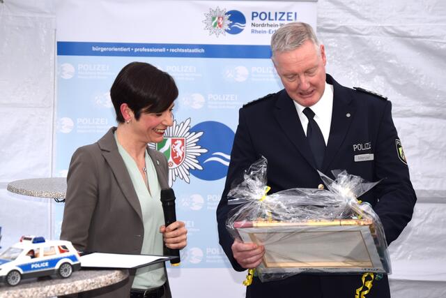 Das Präsent der Stadt von Carolin Weitzel nahm stellvertretend der Polizeihauptkommissar und Leiter der Dienststelle Erftstadt, Frank Menzel, entgegen. | Foto: Volker Düster