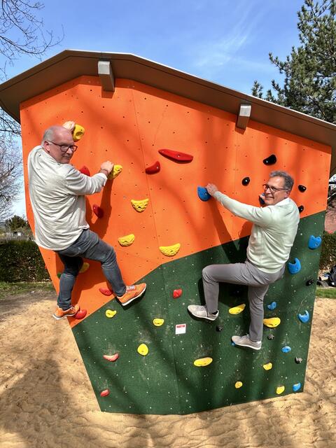 Bürgermeister Ulf Hürtgen (r.) und Ortsvorsteher Guido Stürwold konnten sich selbst vom Spaßfaktor des neuen Boulderblocks auf dem Spielplatz in Geich überzeugen. | Foto: Stadt Zülpich / Torsten Beulen