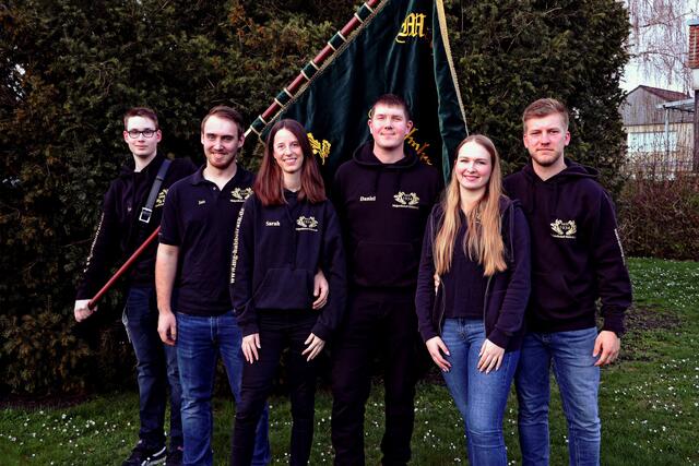 Führen die Maigesellschaft durch die Jubiläumssession: (v.l.) Fahnenträger Joel Machi, Maikönig Jan Dank, Maikönigin Sarah Schwartz, Dörpremmel Daniel Esser, Maimagd Lisa Wagner und Maiknecht Florian Neugebauer.  | Foto: WHM