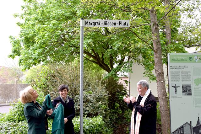 Cornelia Hütten enthüllte - unter dem Beifall von Pastor Hans-Peter Kippels - mit Carolin Weitzel das Namensschild. | Foto: Düster