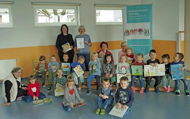 Die Kinder mit ihren Lieblingsbüchern. Sie freuen sich mit den Erzieherinnen und der engagierten Vorleserin Gabriele Klein (l.) über den Hauptgewinn, den Birgit Steuer, die Leiterin Bildungsbüros des Oberbergischen Kreises (hinten l.) an Kita-Leiterin Bettina Dörpinghaus (hinten r.) überreicht hat.  | Foto: OBK