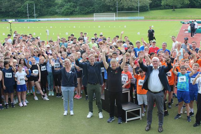 Landrat Sebastian Schuster, Thomas Eickmann (Vizepräsident Leichtathletikverband Nordrhein), Kreissportdezernent Thomas Wagner und Ines Kleinen (Kreissportbund Rhein-Sieg, vo.v.re.) mit den teilnehmenden Schülern. | Foto: Rhein-Sieg-Kreis