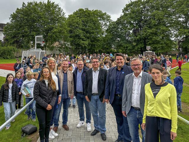 Eröffnung des neuen Spielfelds (von links): Nicole Simon, Simone Duggan (Stadt Troisdorf), Axel Schmidt (dto), Frank Peukert (dto), Thomas Möws (Vorsitzender des Schulausschusses), Bürgermeister Alexander Biber, Schulleiter Reinhard Schulte und die stellvertretende Schulleiterin Suse Müller.  | Foto: Stadt Troisdorf