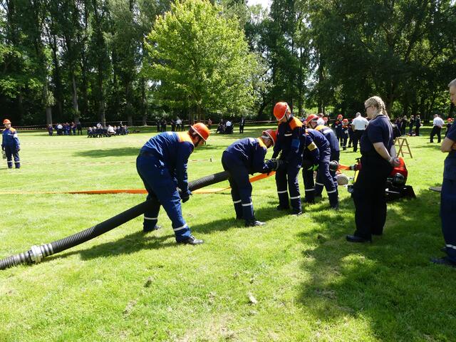 Jeder Griff musste sitzen bei der feuerwehrtechnischen Prüfung des Leistungsnachweises. | Foto: Gast
