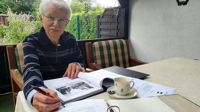 In mühsamer Kleinarbeit hat Toni Blankerts, Vorsitzender des Verkehrs- und Verschönerungsvereins Opladen, zum 150-jährigen Jubiläum eine neue Chronik erarbeitet. Trotz allen Lobes spart er darin auch nicht mit Kritik.  | Foto: Gabi Knops-Feiler