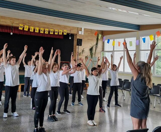 Die Präsentation des Tanzprojektes „Alles wird gut!“ im Rahmen von Kultur und Schule, hier bei den Proben für den großen Auftritt.  | Foto: OBK