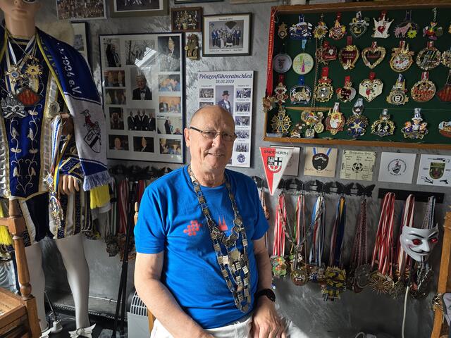 Norbert Gräfen, 1. Vorsitzender der Dorgemeinschaft Fischenich, in der beeindruckende Kulisse seines privaten Heimatmuseums. | Foto: Dorothea Zehnpfennig