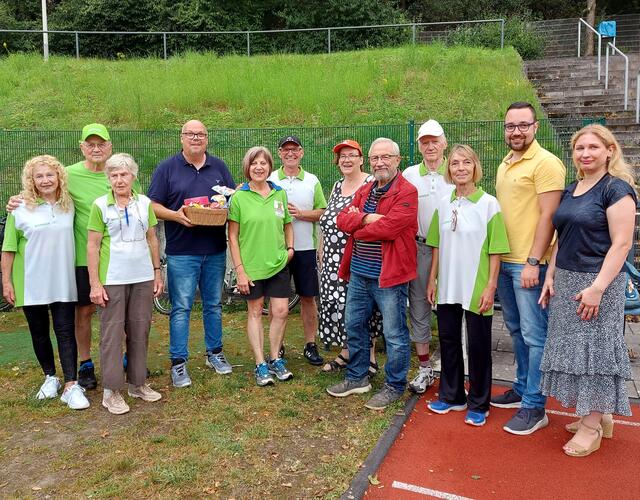 Mitglieder der SPD-Ratsfraktion besuchten im August die Frechener Sportabzeichenteams im Kurt-Bornhoff-Sportpark..  | Foto: SPD
