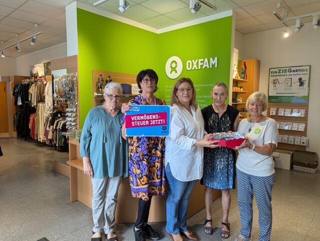 Übergabe von 211 von Kundinnen und Kunden unterzeichneten Postkarten an die Bonner Bundestagsabgeordnete Katrin Uhlig (GRÜNE); v.l.n.r.: Juliane Lier-Plesch ; Mechthild Sprenger; Katrin Uhlig; Susanne Hammelrath; Gabriele Sarteh  | Foto: Veronika Däges/Oxfam