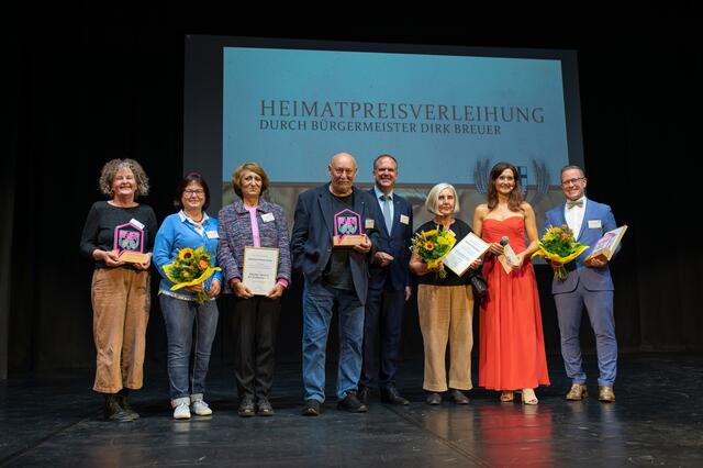 Bürgermeister Dirk Breuer gratulierte den Preisträgerinnen und Preisträgern des diesjährigen Heimatpreises: Anita und Karl Maria Fölling, Vertreterinnen und Vertretern der „Hürther Brücke der Kulturen“ sowie Andreas Nussbaum. Moderatorin Fabricia Karutz führte durch die Veranstaltung. | Foto: Giuseppe Piliero