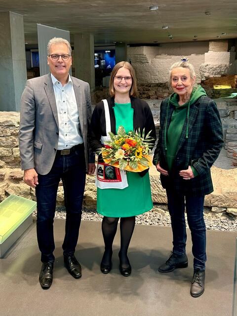 Bürgermeister Ulf Hürtgen und Margrit Adams-Scheuer, Vorsitzende des Zülpicher Geschichtsvereins, begrüßten Dr. Silva Bruder in Zülpich.  | Foto: Römerthermen Zülpich