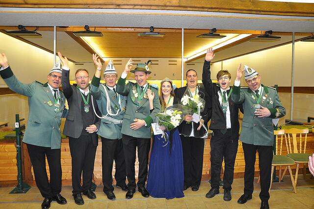 In Feierlaune: Das neue Schützenkönigspaar Jan Interthal und Melanie Beschaczek (Mitte) lässt sich mit anderen Majestäten, dem Bornheimer Dreigestirn und Präses Silvio Eick feiern. | Foto: fes