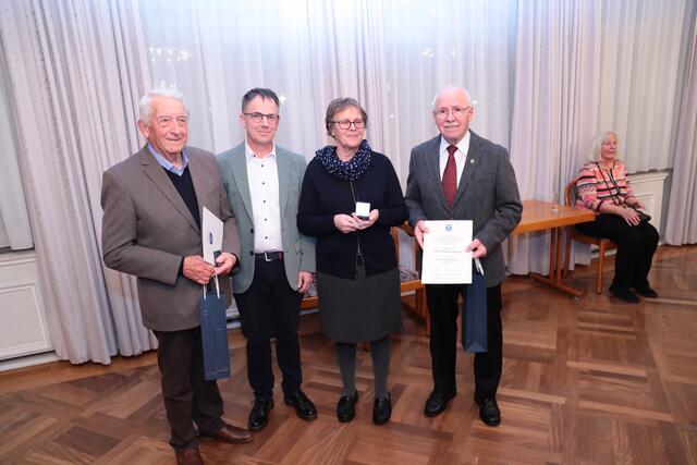 Der Träger der Ehrenmedaille Karl Engels (links), Bezirksbürgermeister Peter Leonhardt (2. vl.), Ehrenmedaillenträgerin Elke und daneben Ehrenmedaillenträger Claus Deckert. | Foto: we