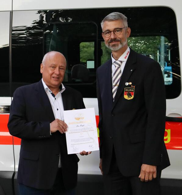 Bezirksleiter Uwe Maagh (links) wurde für sein langjähriges ehrenamtliches Engagement mit dem Verdienstzeichen „Gold mit Brillant“ der DLRG ausgezeichnet. Übergeben wurde sie von Till Siebel, Vizepräsident des DLRG Landesverbandes Nordrhein.  | Foto: DLRG
