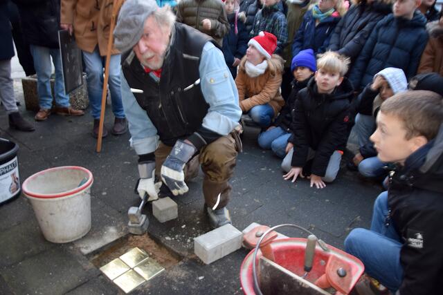 Gunter Demnig verlegte selbst die ersten Stolpersteine in Gymnich - begleitet von mahnenden Worten und Erinnerungen sowie zahlreichen Interessierten, die der Opfer gedachten. 