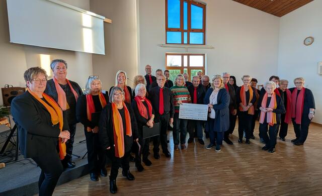 Bei der Spendenübergabe an den Ökumenischen ambulanten Hospizdienst. | Foto: (c) MGV Sangeslust Halscheid