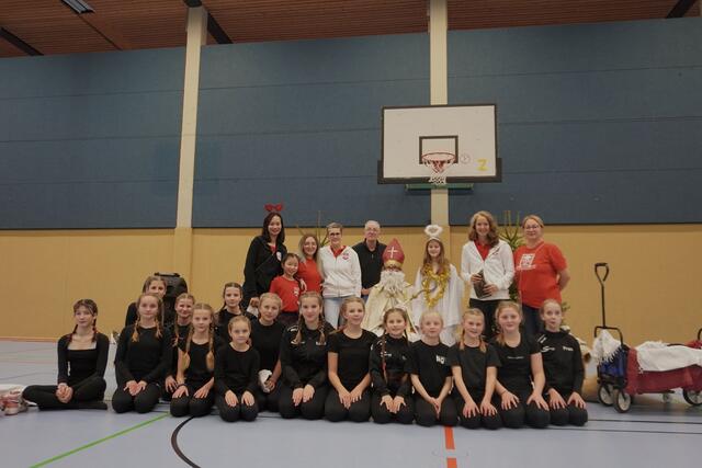 Fototermin mit Nikolaus und Engel.  | Foto: (c) TuS 06 Waldbröl